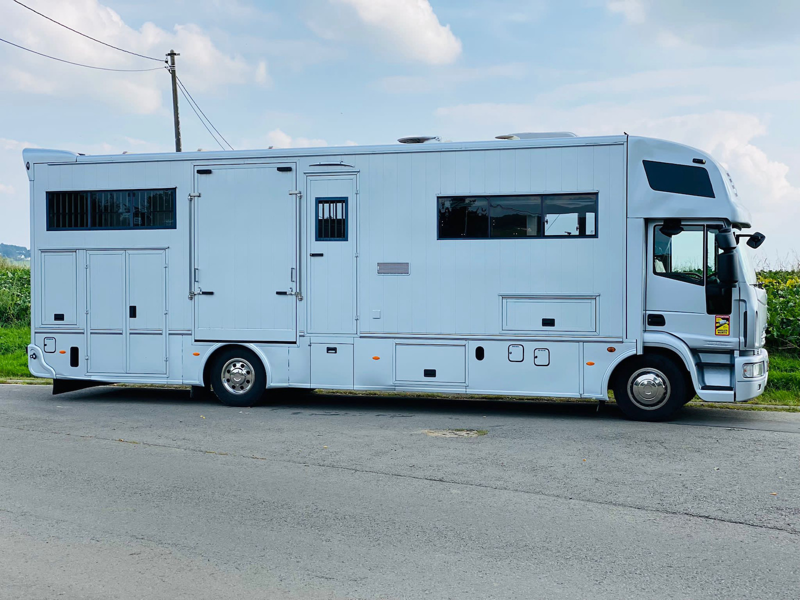 STX HORSES IVECO EUROCARGO 2009 - Paddock Distribution