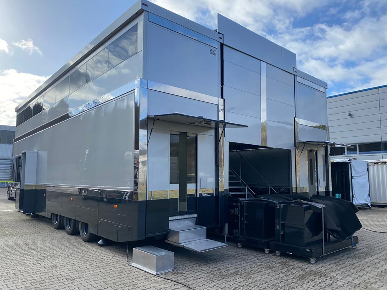 RACING ENGINEER TRAILER McLaren F1 - Paddock Distribution